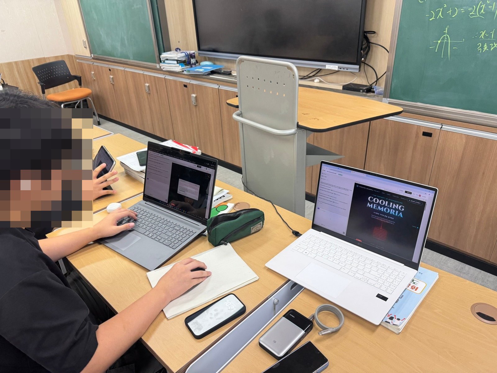 학생이 노트북으로 자신의 웹앱을 만드는 모습