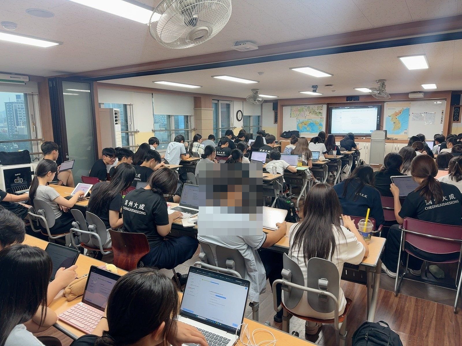 저녁 사전 교육 시간, 학생들이 노트북 앞에 앉아 강의를 듣는 교실 전경