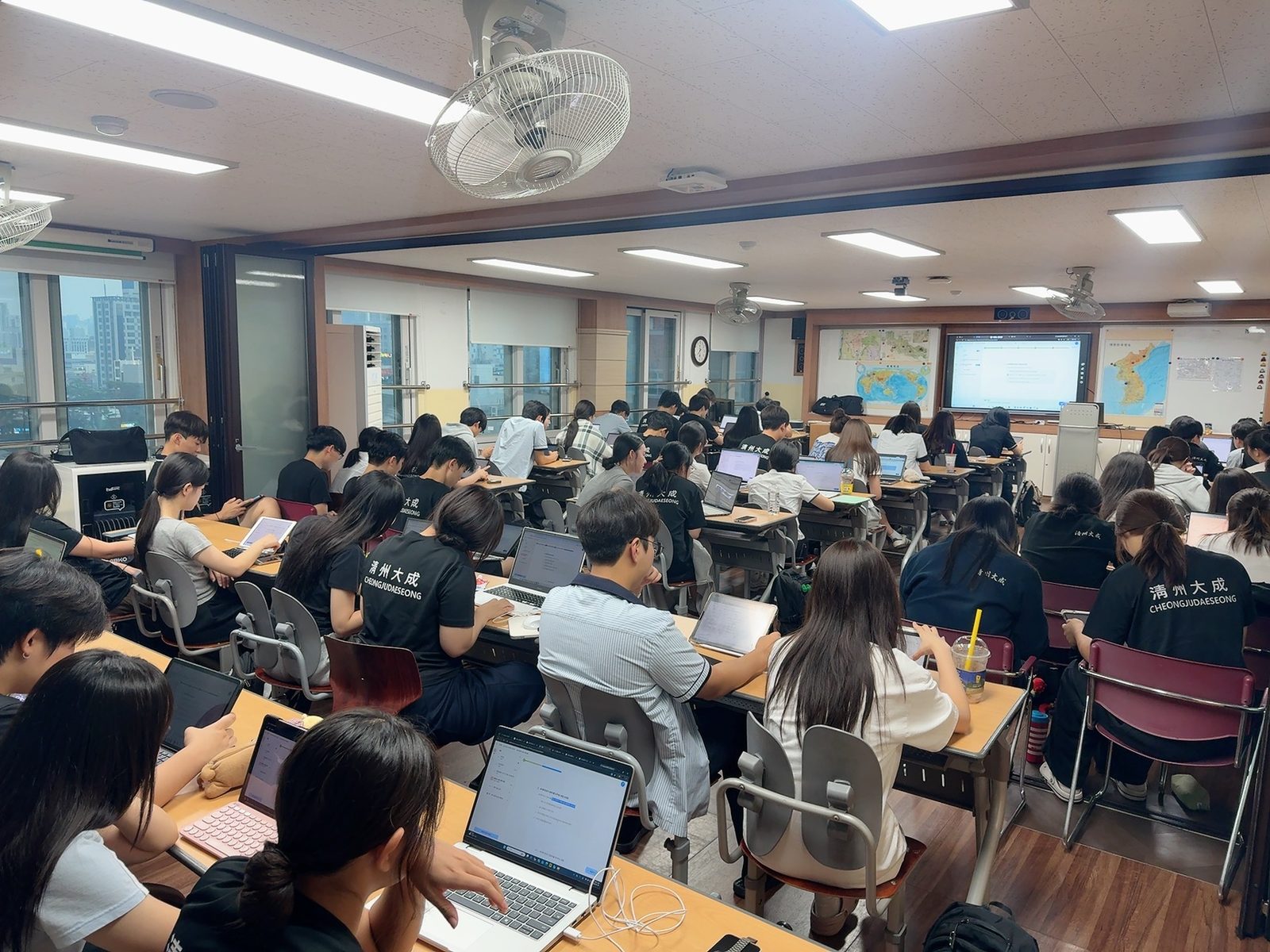 청주 대성고 교실에서 학생들이 저녁 사전 교육 시간에 노트북 앞에 앉아 있는 모습